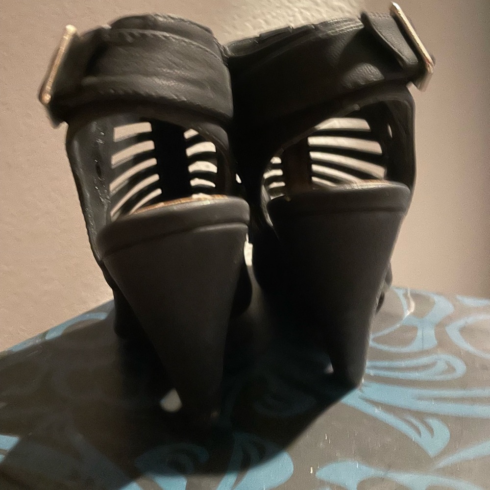 She’s black shoes